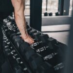 Pessoa treinando com equipamento em academia