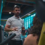 Personal Trainer em contexto de academia, representando presença profissional e divulgação no Instagram