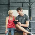 Profissional e praticante conversam sobre avaliação física e planejamento do treino
