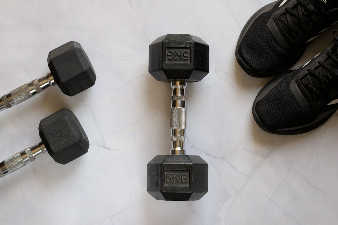Halteres e tênis esportivos representando equipamentos para treino em casa