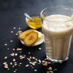 Vitamina de banana com aveia representando uma opção de alta densidade energética