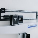 Balança digital representando cálculo e acompanhamento do índice de massa corporal