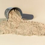 Medidor com suplemento proteico em pó representando whey protein